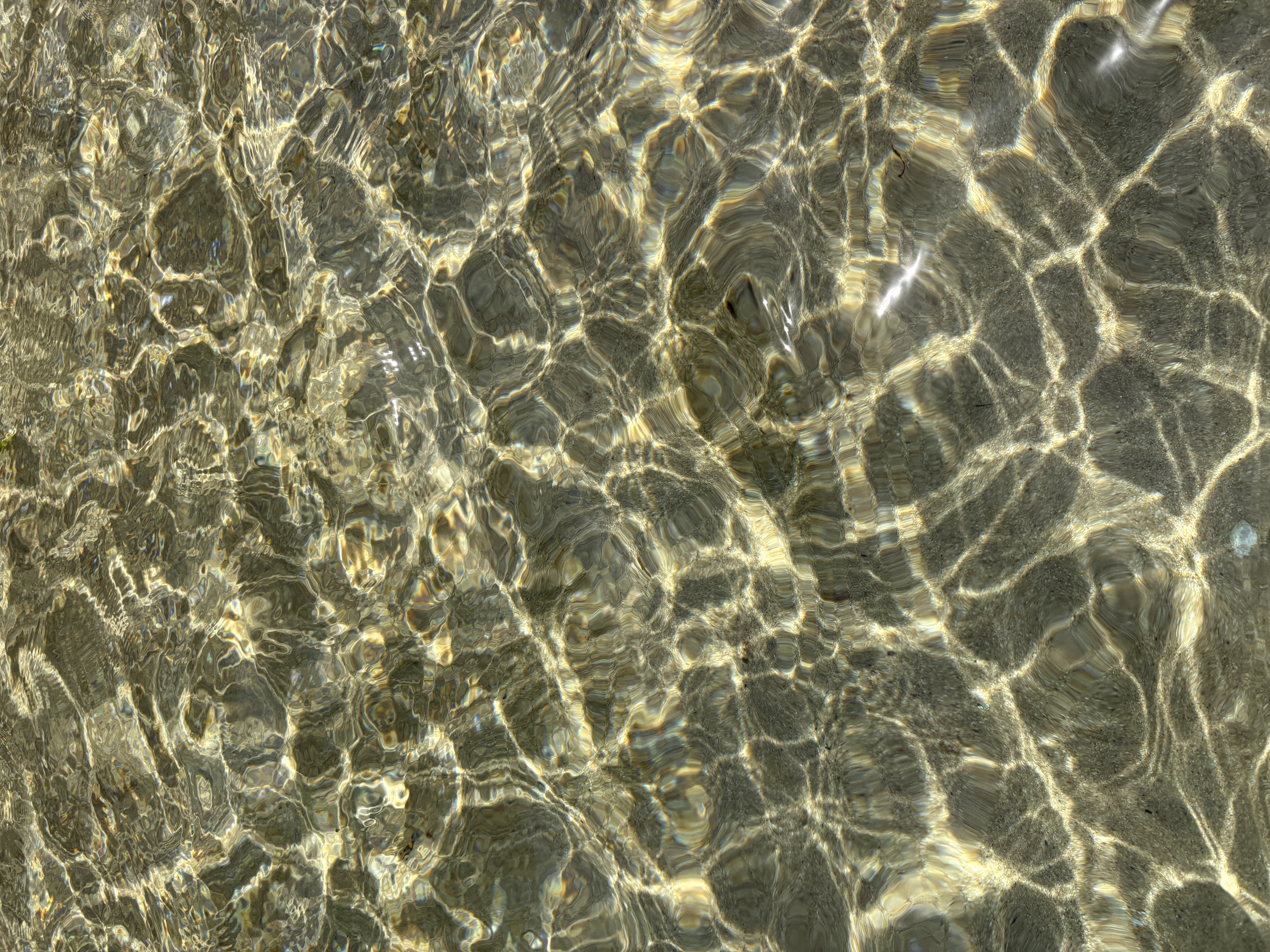 Luz de agua poco profunda sobre arena